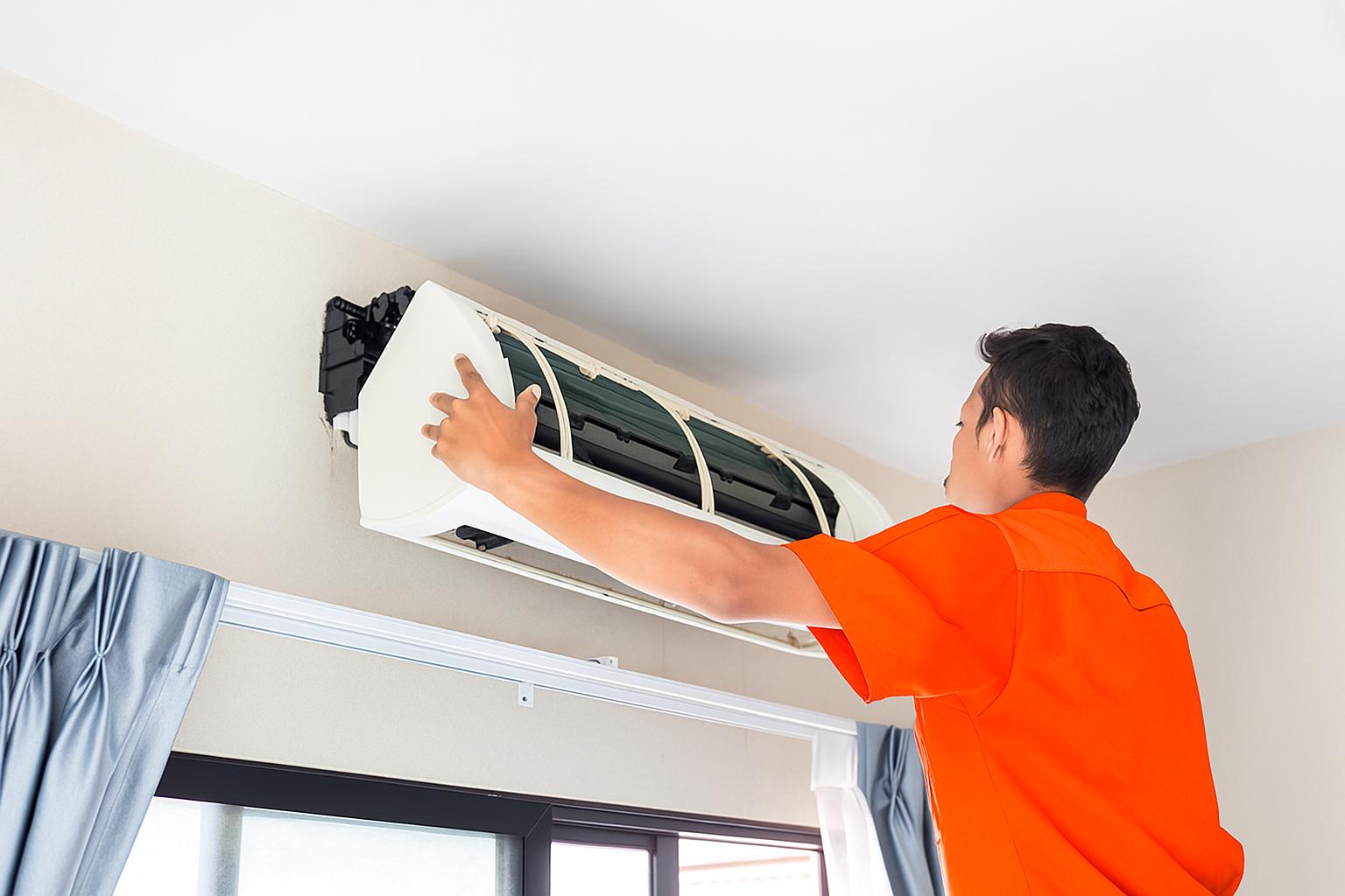 エアコンクリーニング中の日本人スタッフ